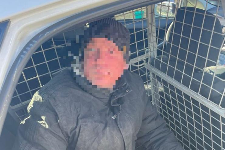 Наздогнала та затримала: в Одесі тендітна дівчина знешкодила зловмисника, який вкрав телефон у пенсіонера (фото)